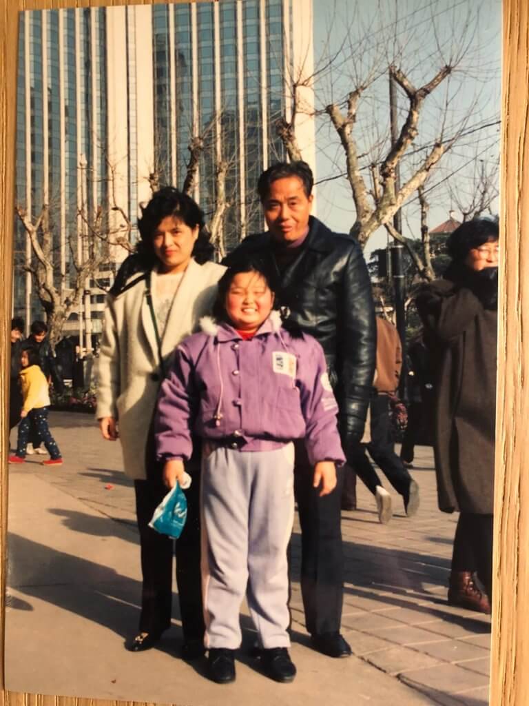 細細粒是上海人，兩歲便跟父母移居香港，獨女的她非常獨立，十六歲已擔起頭家。