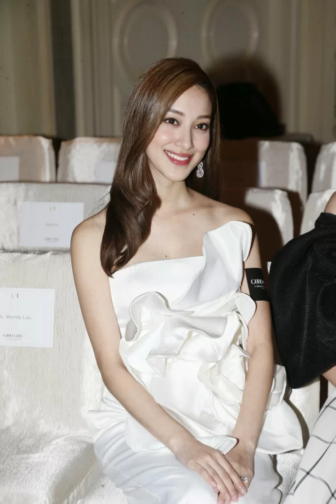 懷孕超過三個月的陳凱琳已肚凸凸,她坦言情緒有波動,很容易哭。