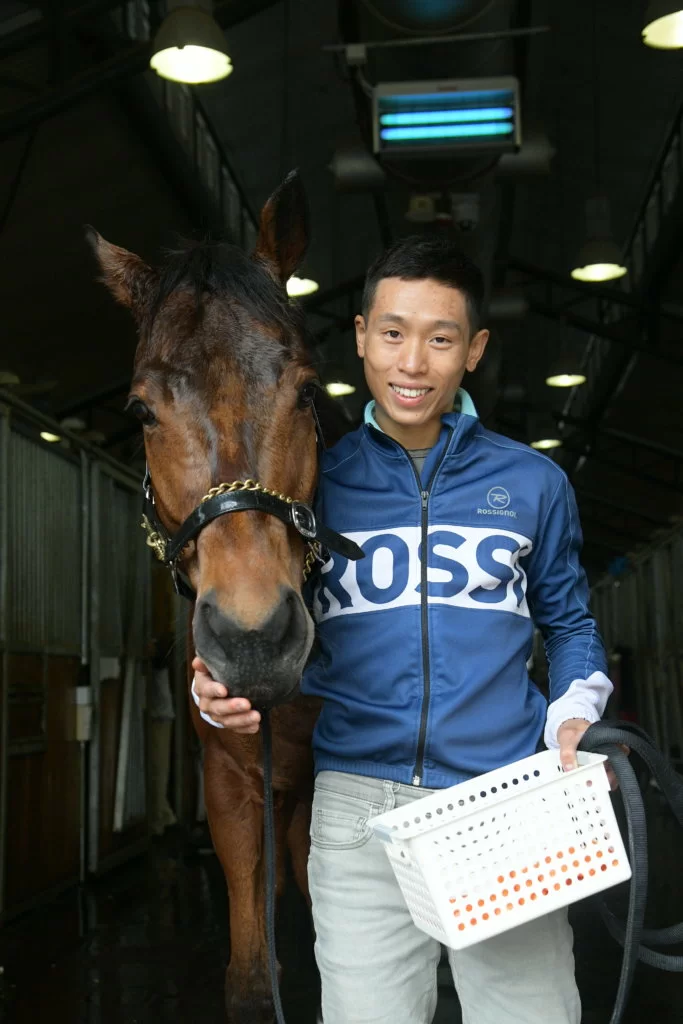 何澤堯生肖屬馬,從小已經喜歡和動物相處。