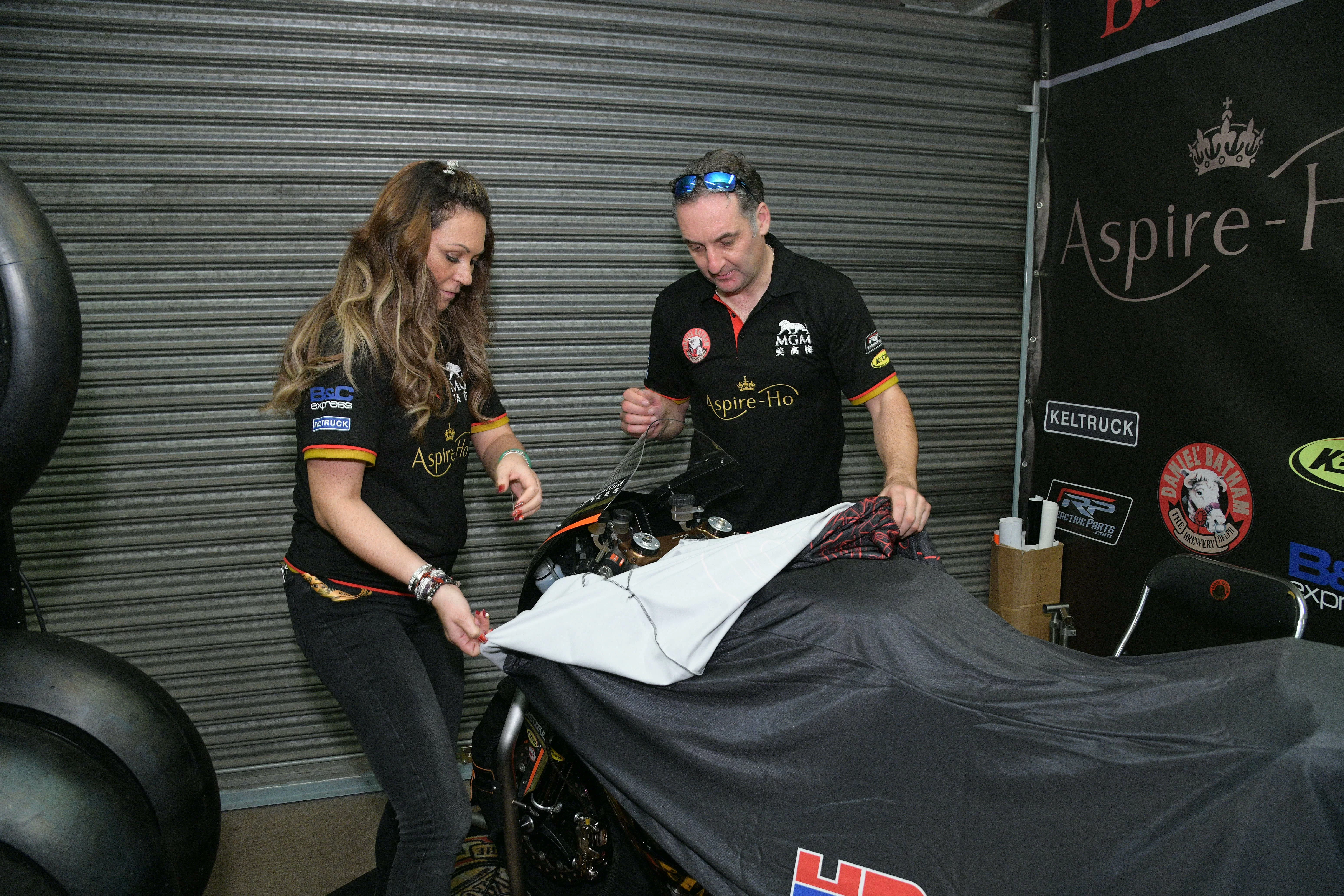 Faye這一年來在賽車知識上學到很多,她與Michael性格相近,拍了一年拖也沒有爭拗過。