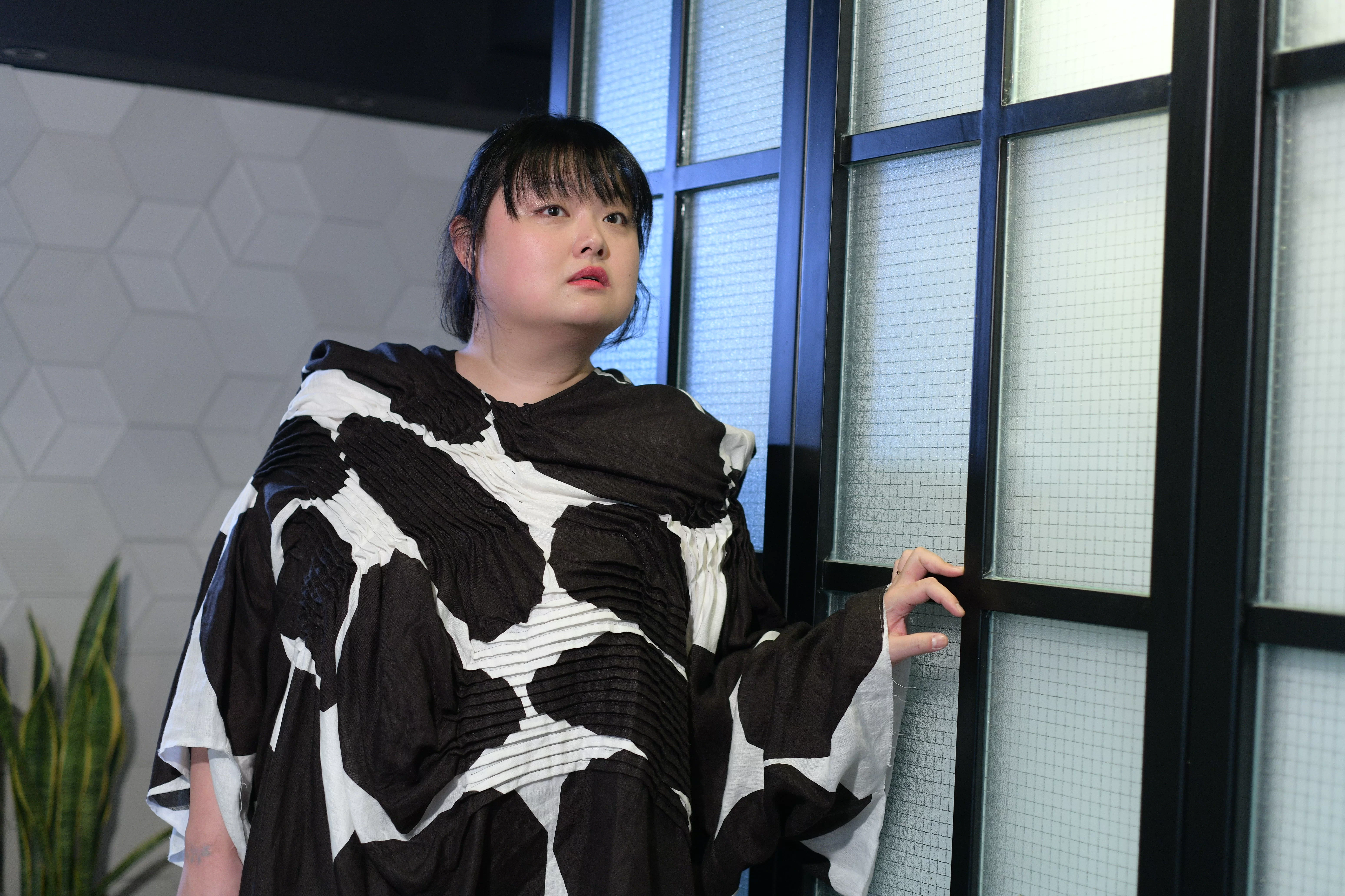 由《老表，你好嘢！》、《My盛Lady》，細細粒都是演出大癲大肺的角色，今次挑戰高難度角色。