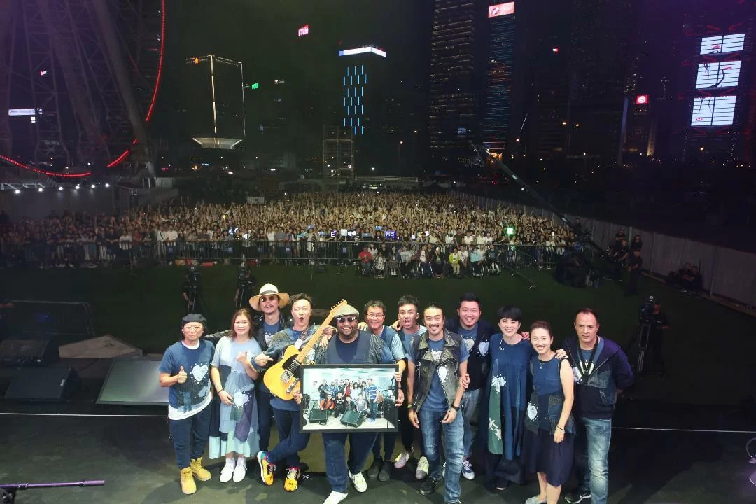 十月為新碟特別在中環辦了個免費露天音樂會,邀請了十一個青年服務團體及慈善機構入場欣賞。