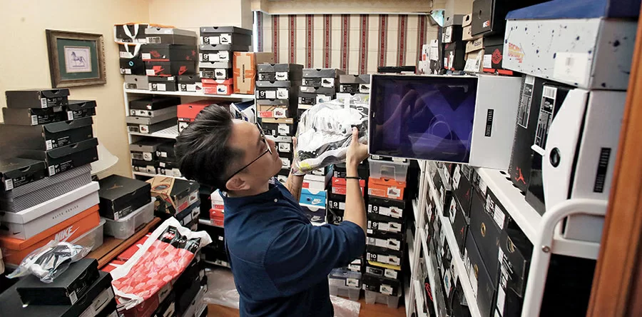 除了太熱和太潮濕要開冷氣外，每一對波鞋亦會以保鮮袋入好，減低接觸空氣的機會。