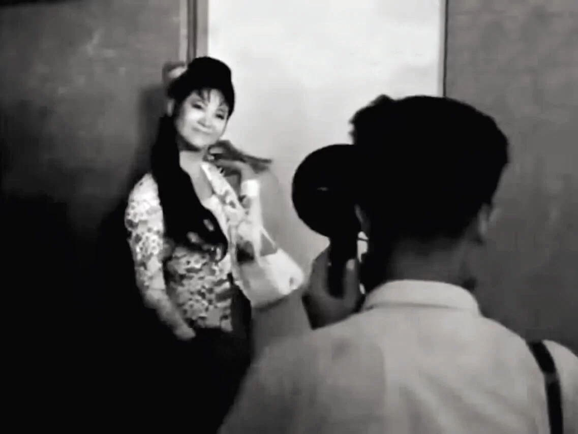 《玉面女煞星》甫開場，蕭芳芳飾演的星洲歌后芭芭拉身穿娘惹裝抵港。