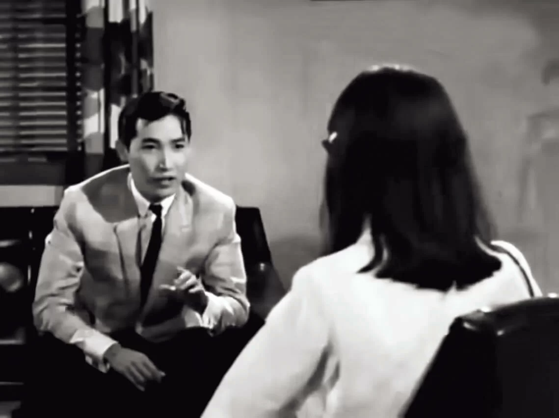 男主角呂奇是傻呼呼的表哥，蕭芳芳是他這位小說作家的繆思女神。