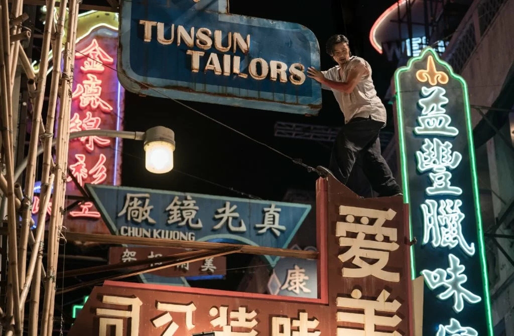 有畏高的張晉,身上只有一條威也,便走上十米高的招牌拍追逐打戲。