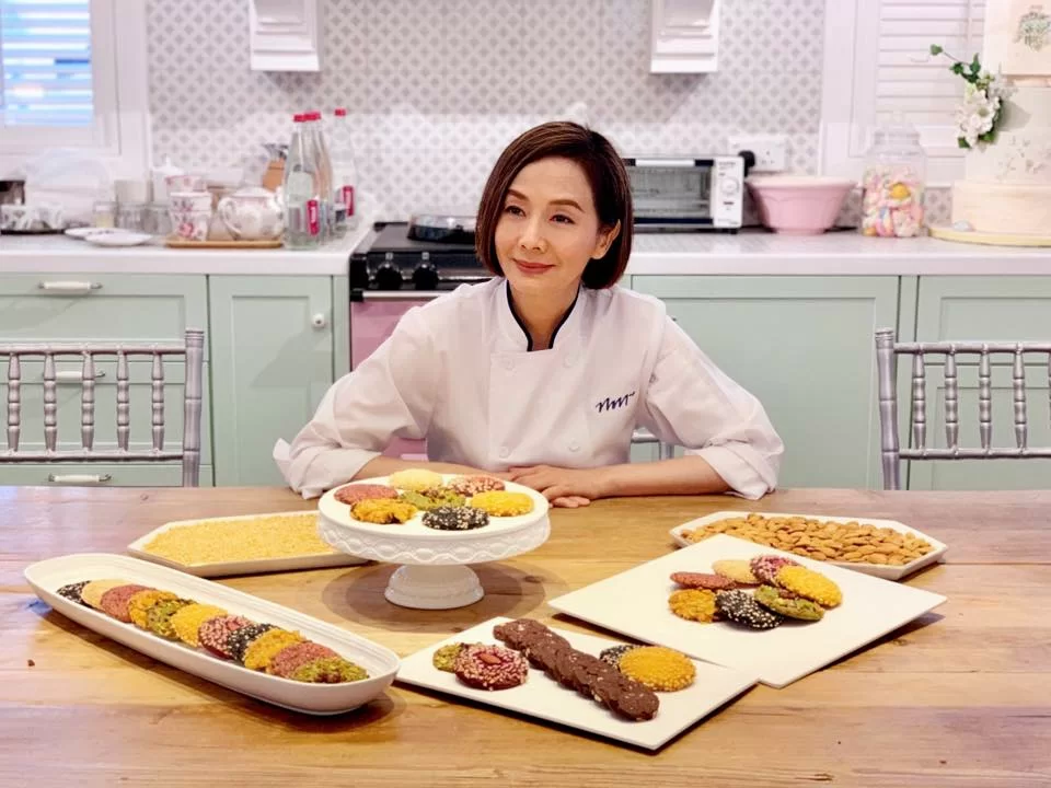 毛舜筠賣自己研製的曲奇餅，概念店則由美指丈夫區丁平設計裝修。