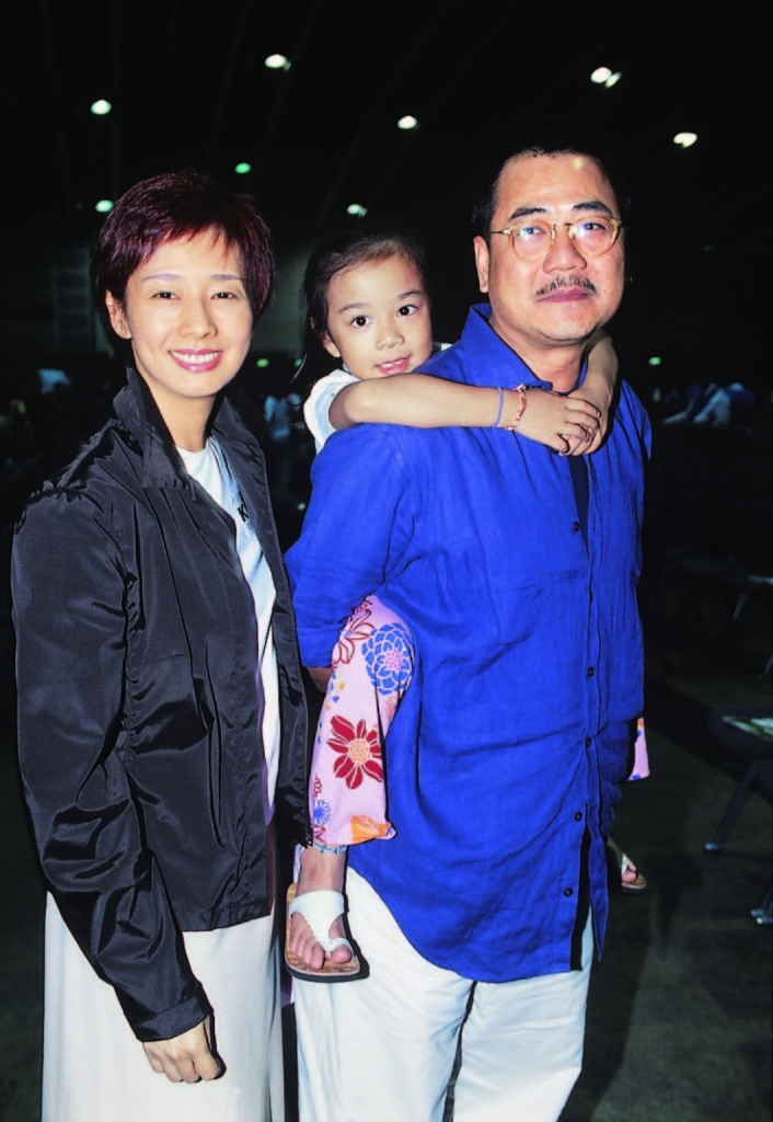 區丁平與毛舜筠當年仍然只有一女的時候，爸爸背着女兒一家三口出席活動。