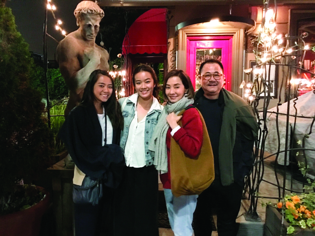 區家兩個女兒亭亭玉立，廿二歲大女區令山在英國讀第二個學位，十八歲細女區亦山在加拿大讀物理治療。