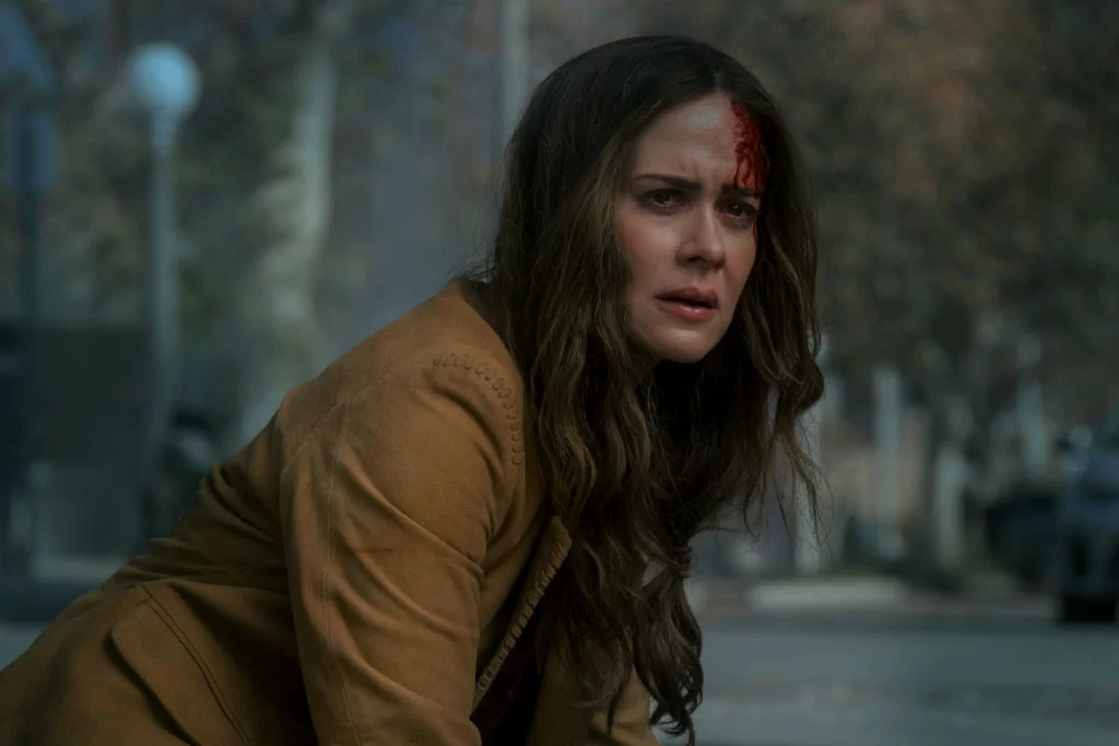 貌似珊迪娜的女星Sarah Paulson飾演姍迪娜的妹妹。