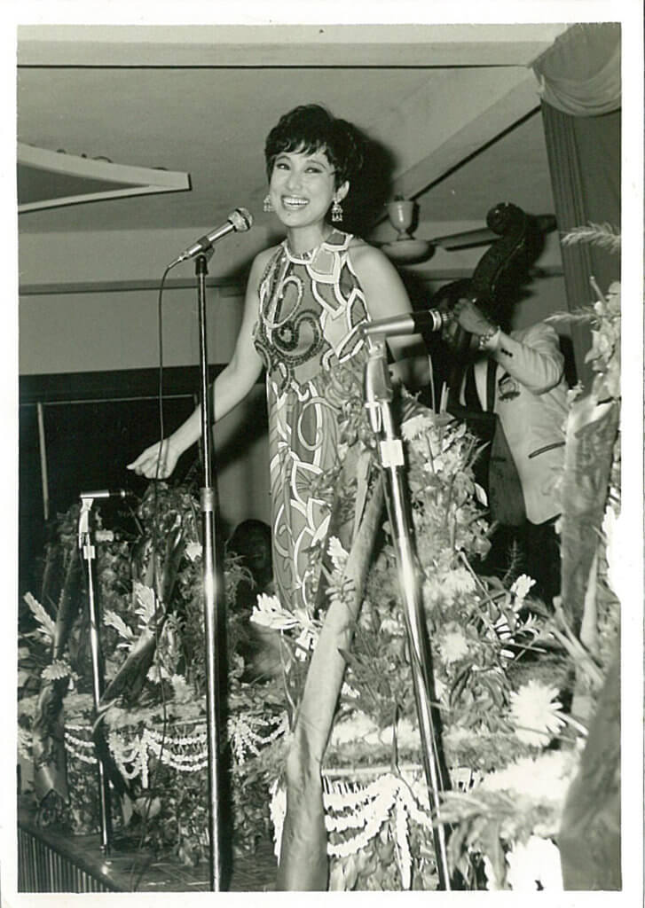 潘迪華五十年代開始在夜總會唱歌，亦曾灌錄多張中文和英文唱片。
