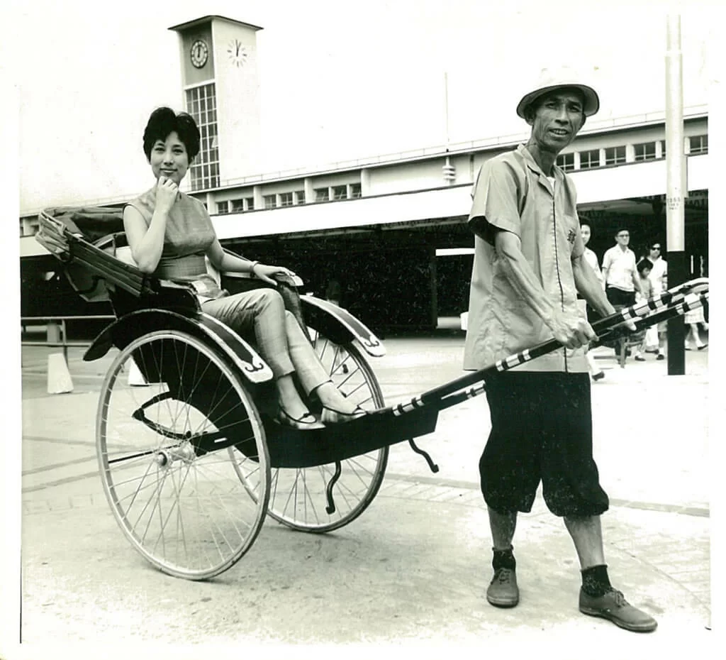 為旅遊協會唱歌宣傳香港,在天星碼頭坐人力車拍照。