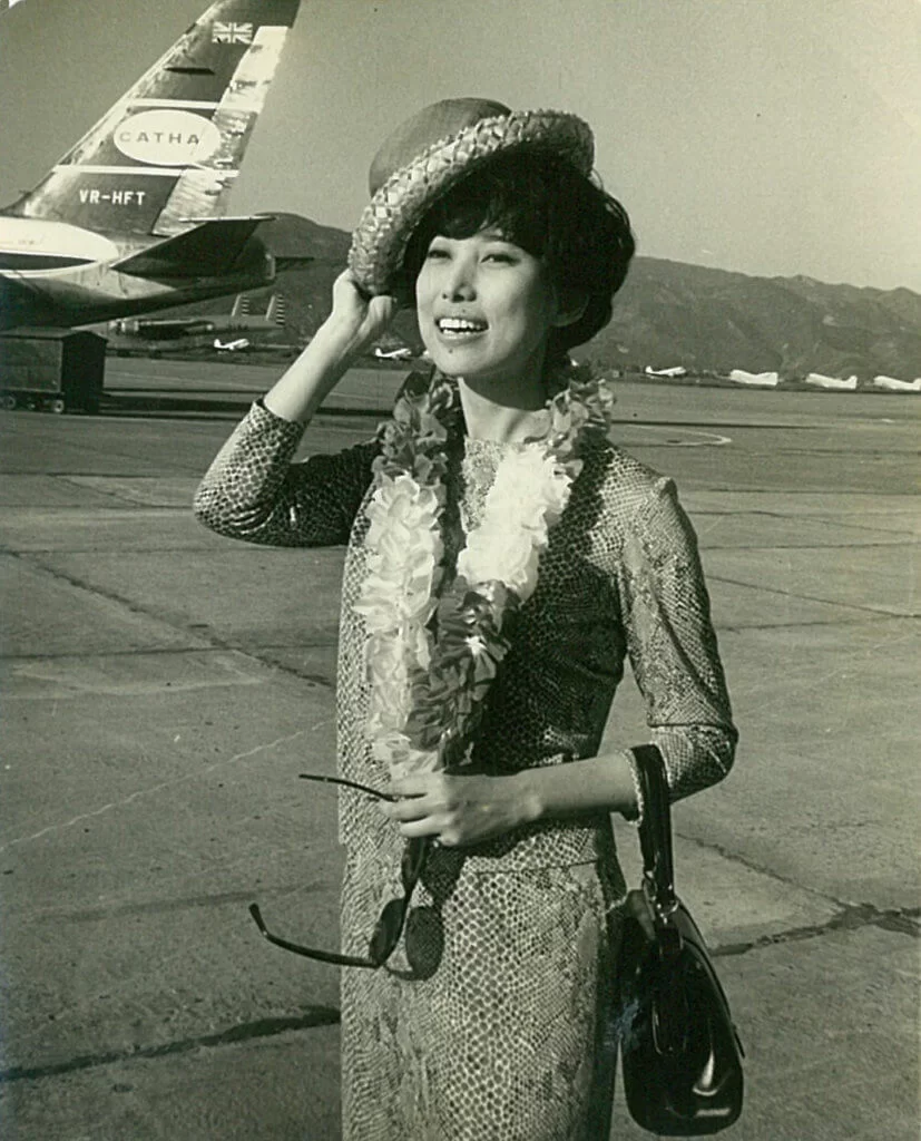 潘姐姐周遊列國登台表演，遠至西班牙、斯里蘭卡、中東都唱過歌，有旅行歌星之稱。