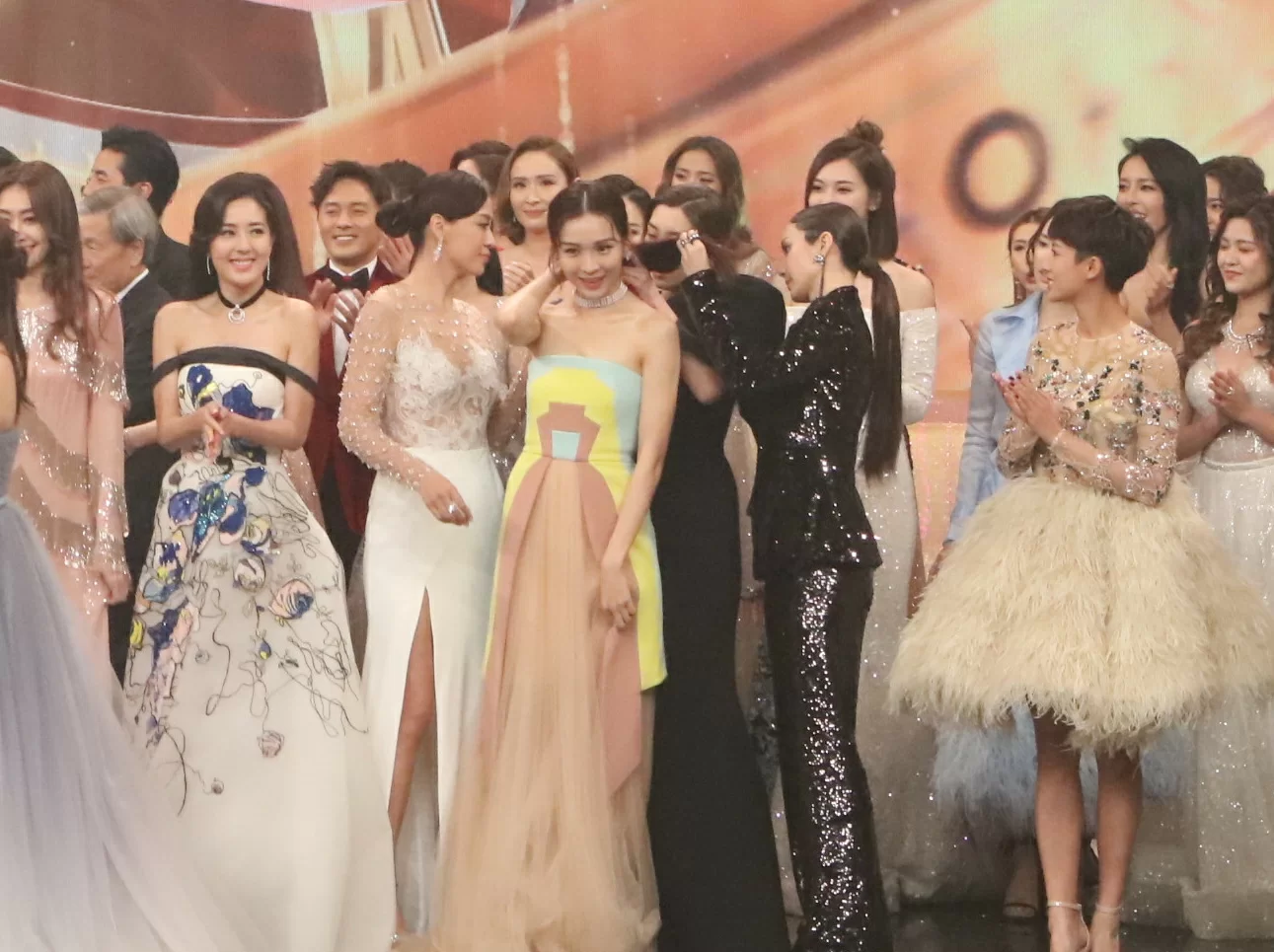 李佳芯身上頸鏈鬆掉，幸有在旁的黃智雯、王君馨及陳煒三人合力出手幫忙整理。