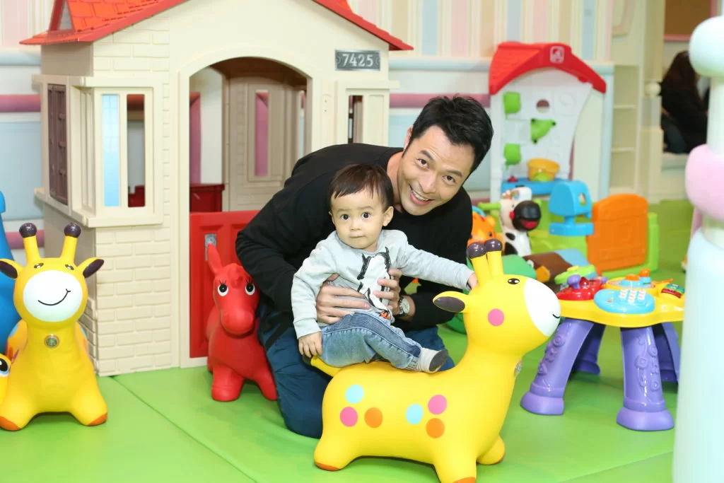 張達倫的兒子Zachary已十四個月大,長得精靈可愛。