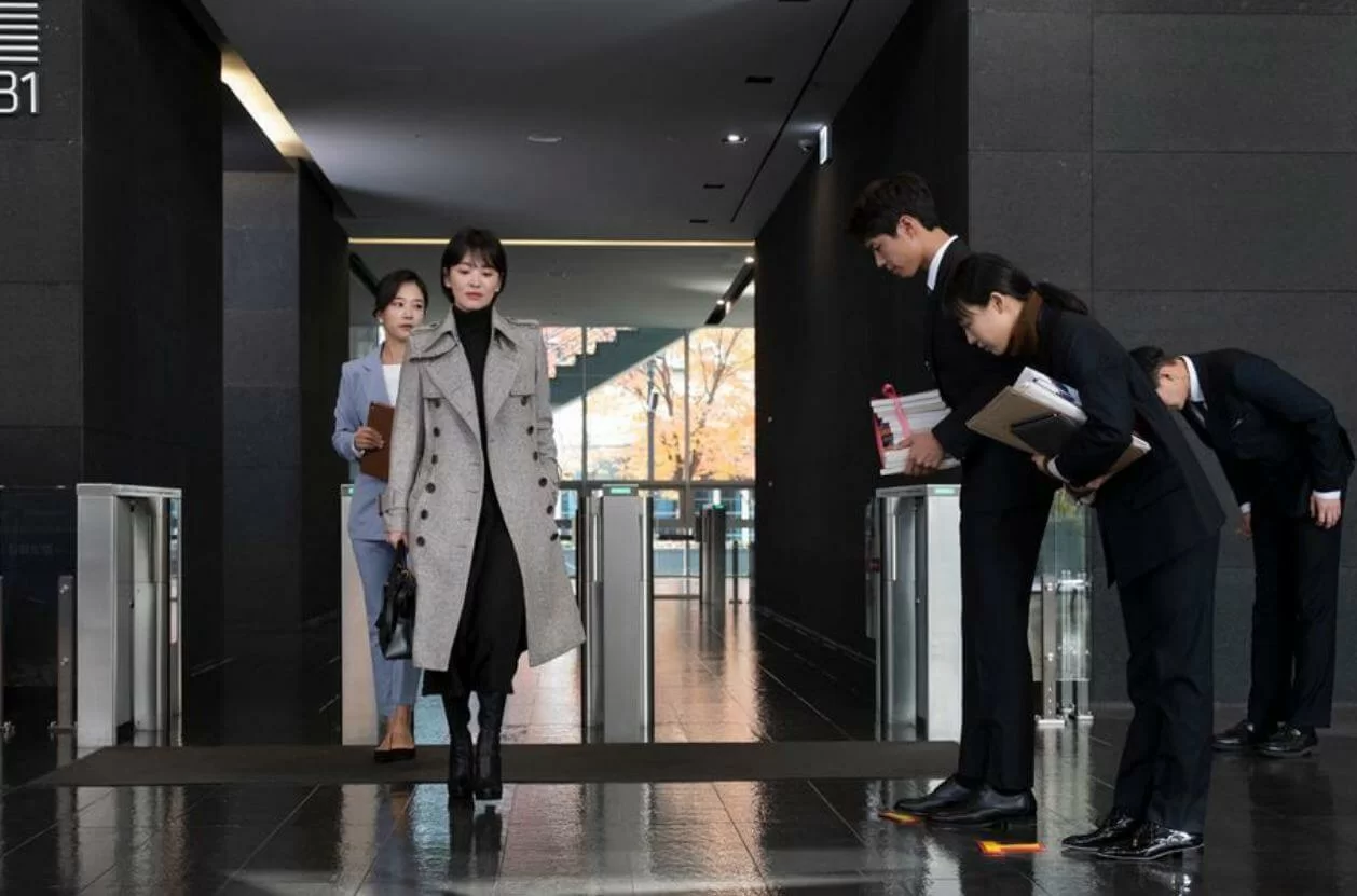 秀賢和振赫身分懸殊，起初在公司只能不認識。