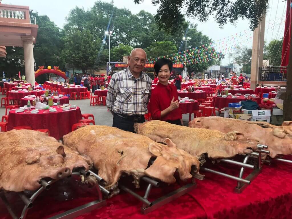 均安蒸豬所用的豬每隻大約五十公斤重，通常都是鄉鎮有喜慶節日時，才會製作這道耗時耗人力的菜式。