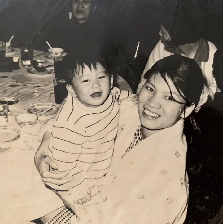 當傑仔望着兒時被母親手抱的照片，十分感觸。