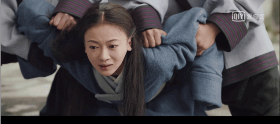 網民批評吳謹言的演技，指第一集目睹母親被推落井處死一幕，卻哭不出淚。