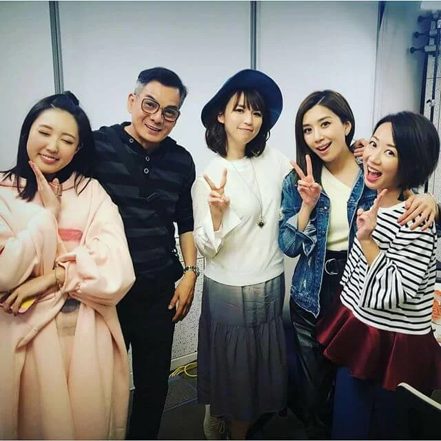 Kirby發現母親患癌，正在拍《三個女人一個「因」》，飾演她家姊的周麗欣（左三）主動提出可以借錢給她，Kirby有足夠手術費，周麗欣就為她的母親祈福。