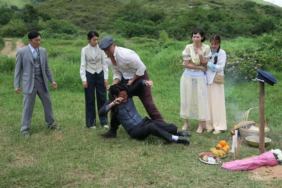 洪永城殺了好兄弟徐榮，被李嘉狂毆瞓在地上，這場戲打得十分逼真。