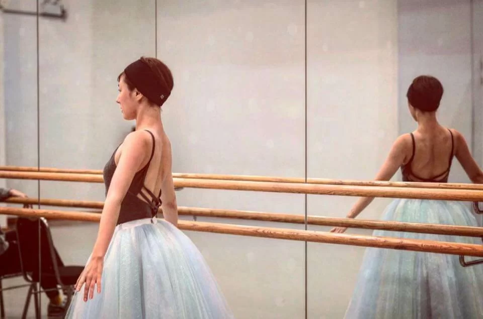 劉心悠最近跳芭蕾舞，要穿露背舞衣。