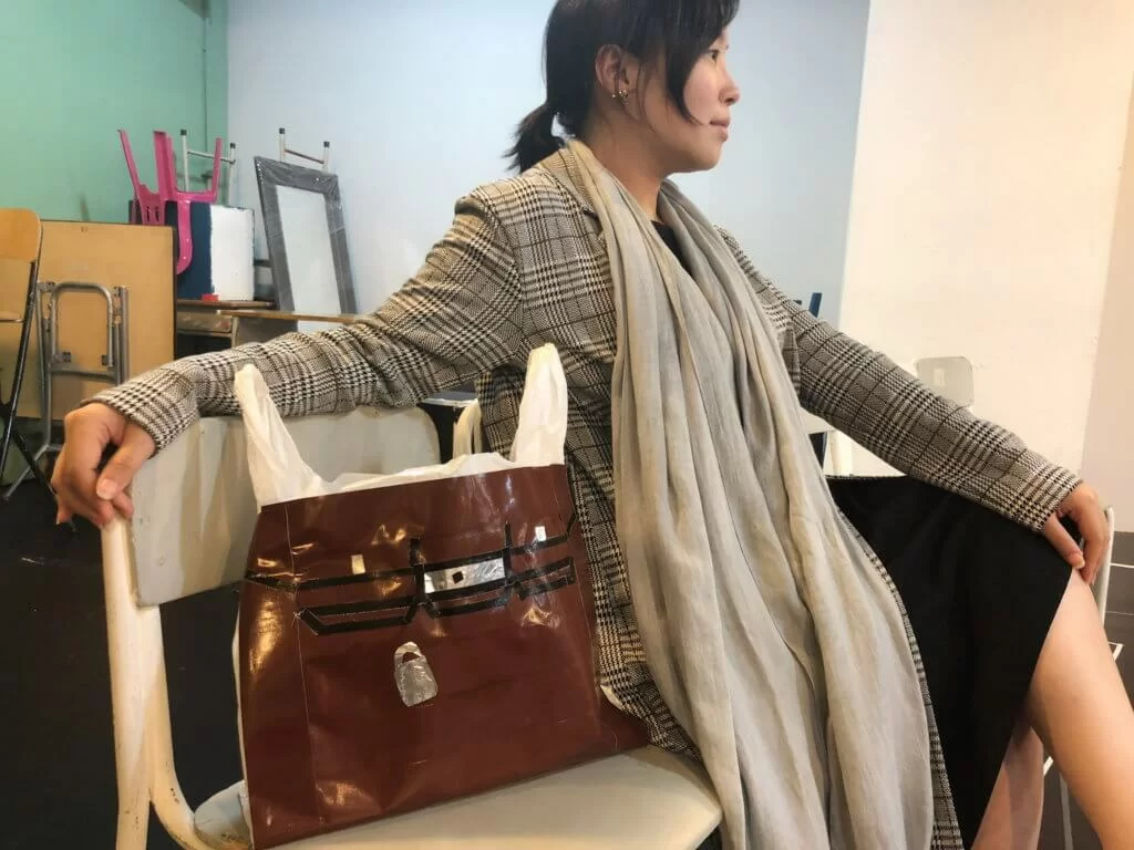 林海峰將膠手抽，變身為名牌手袋，確實有化腐朽為神奇的功力，難怪物主蝦頭感到自豪。