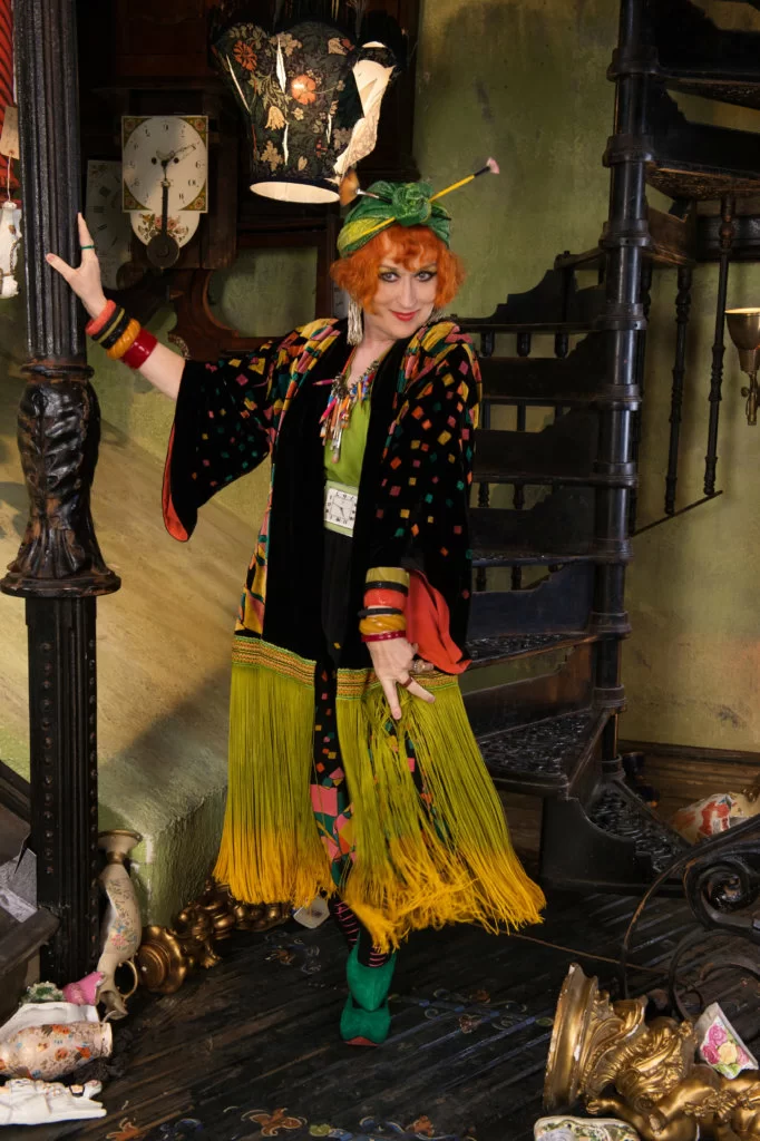 有份客串的梅麗史翠普,是繼《穿Prada的惡魔》後跟艾美莉合作。