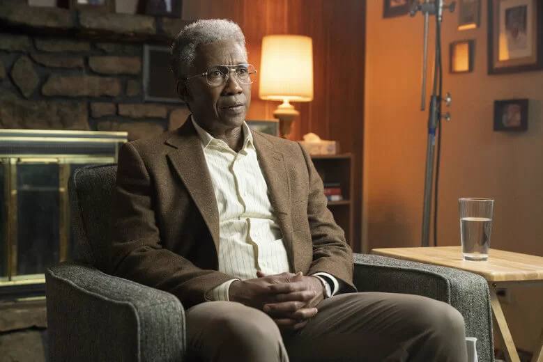 馬亞沙拉變成兒孫滿堂的白頭翁,繼續研究新線索。