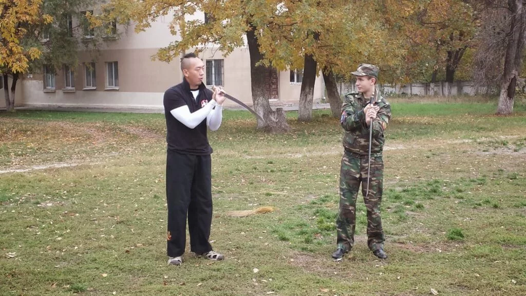 為了增強功夫造詣，李嘉曾到俄羅斯跟當地人切磋武藝，令他大開眼界。