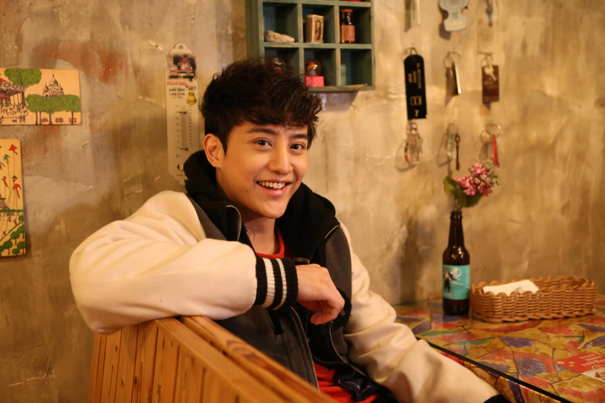 狗毛外型和實力俱佳，經歷兩次參加選秀節目後待人處事成熟不少，對他未來的發展必有幫助。　