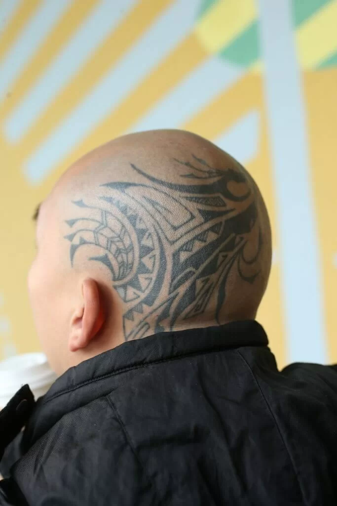 李嘉身上每個紋身都是提醒自己一件事，頭上的紋身是提醒在蒙古跟摔交手比試時輸了。