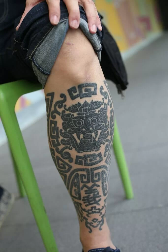 ○一年拍劇不慎撞碎膝頭蓋，李嘉說自己的左腳是跛了，能力等於一位八十歲老人家。