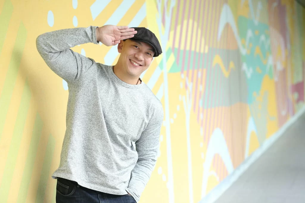 演慣奸角的李嘉，意想不到會變成冬來BB，多得張衛健教他說話和演戲技巧。
