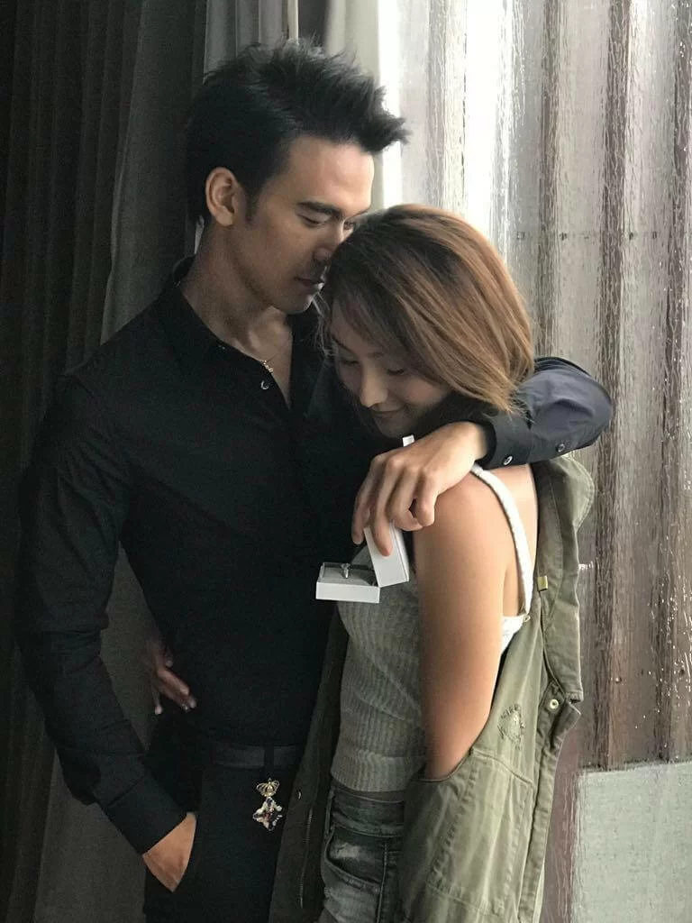 龐景峰女友Peggy現年廿四歲，是大學生兼補習老師，二人拍拖年多，感情穩定。 