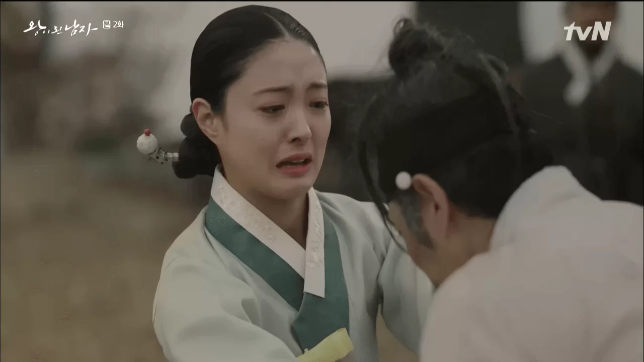 李世榮飾演的王妃,因河善成為王後,免其父親死罪。