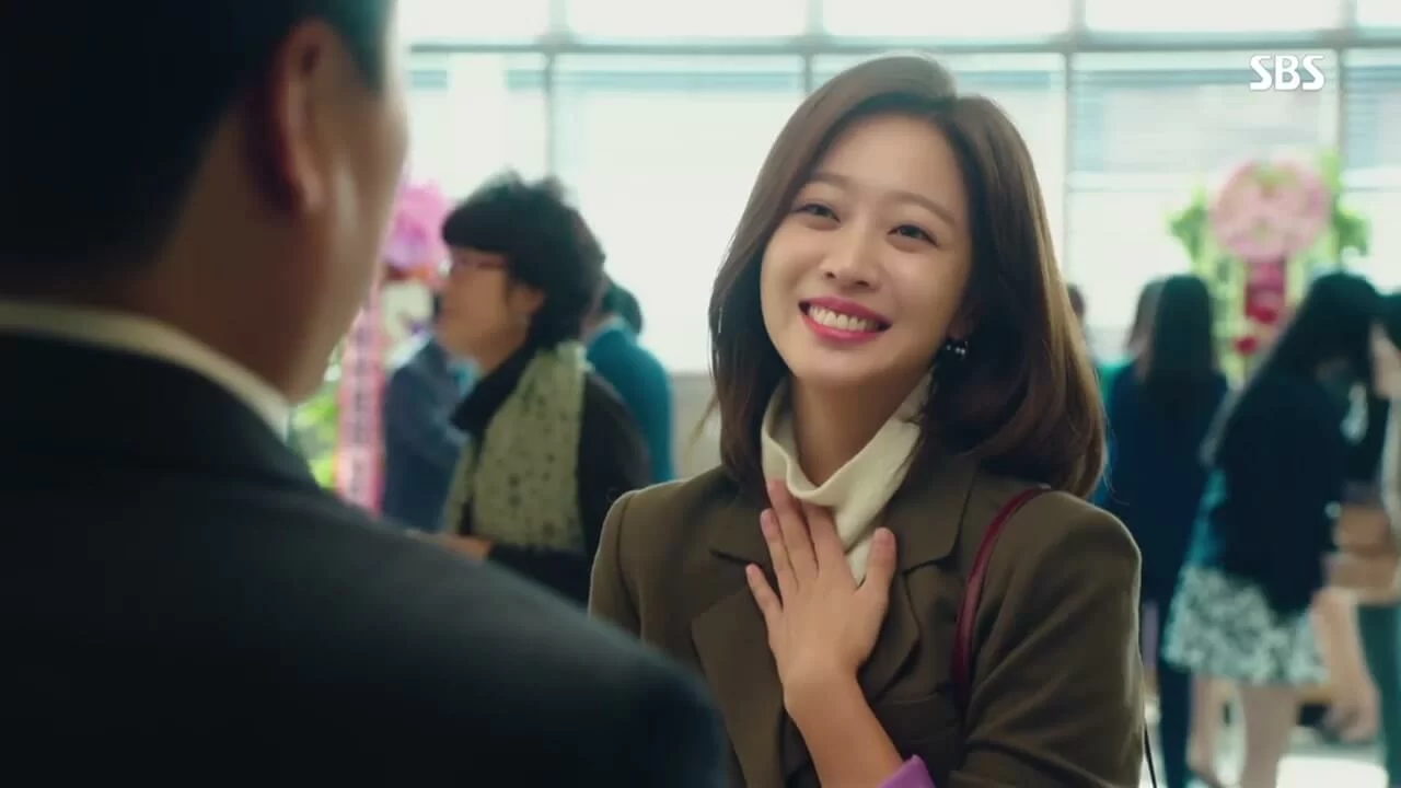 昔日高傲的學霸兼班花,到頭來成為對上司低頭哈腰的老師。