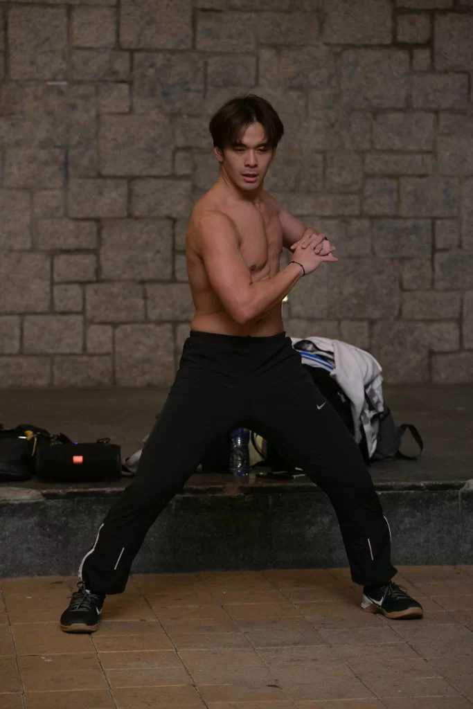 熱愛武術的龐景峰將武術與自由體操結合，每周有三晚在維園免費開班教健身。