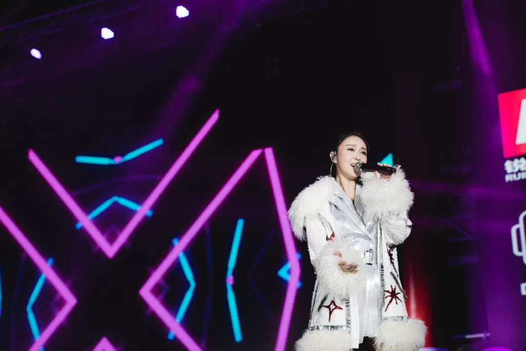 患上感冒的薛凱琪在台上表現得龍精虎猛，不過表演完畢就感到疲憊不已。 