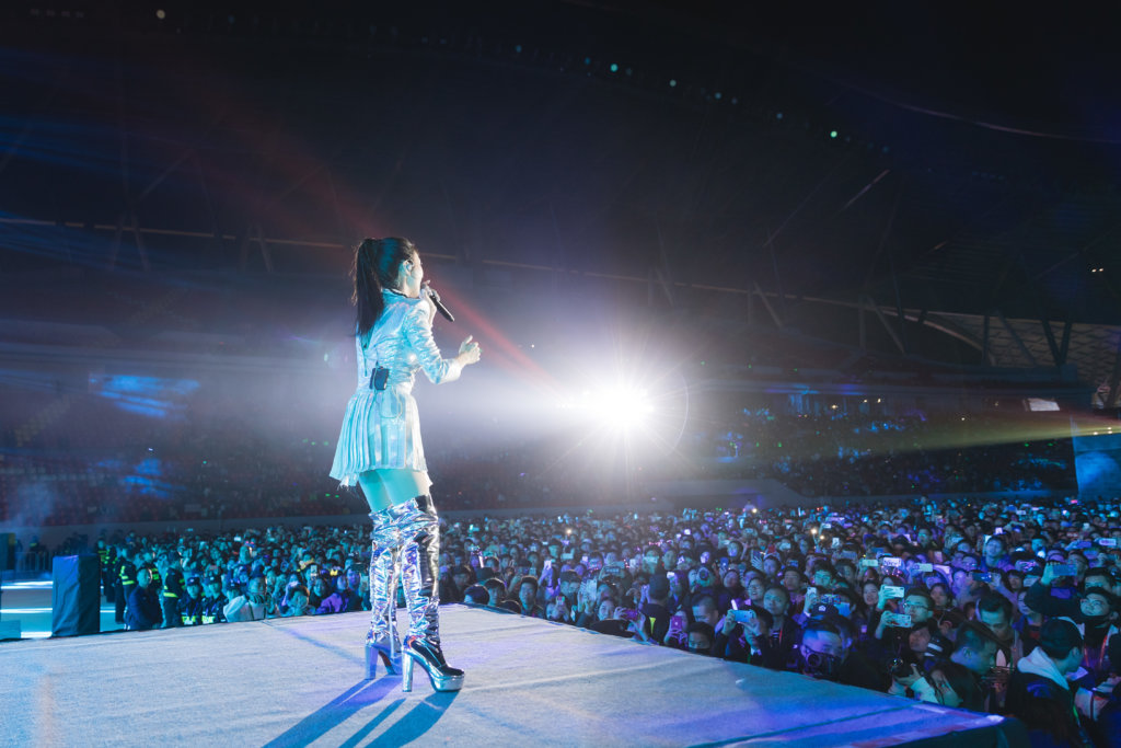 薛凱琪早前在肇慶為光影藝術節演出，現場有過萬名觀眾，場面盛大。