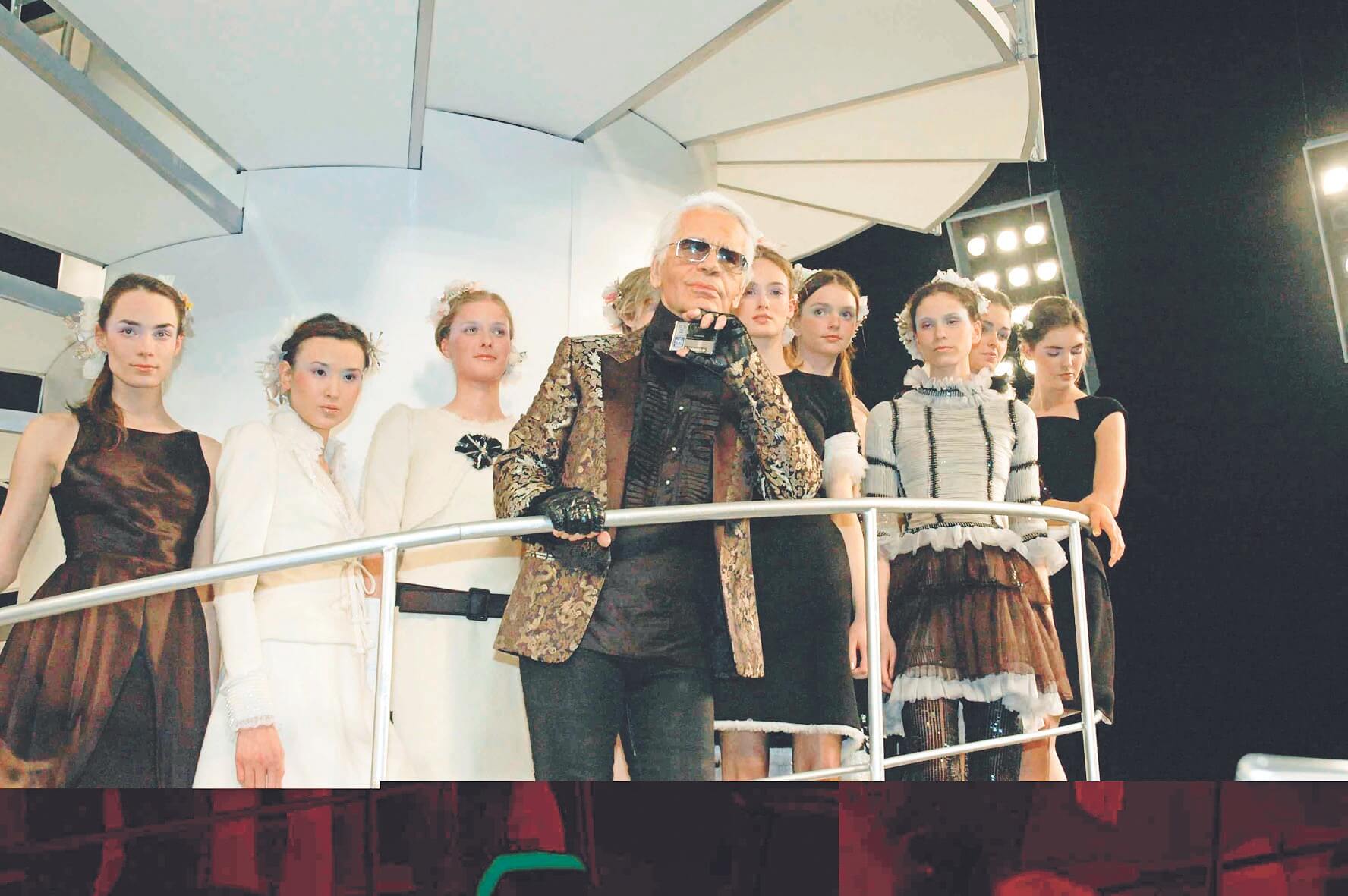 ○六年，Chanel在香港舉行時裝騷，Karl Lagerfeld與一眾模特兒在佈置前讓傳媒拍照。