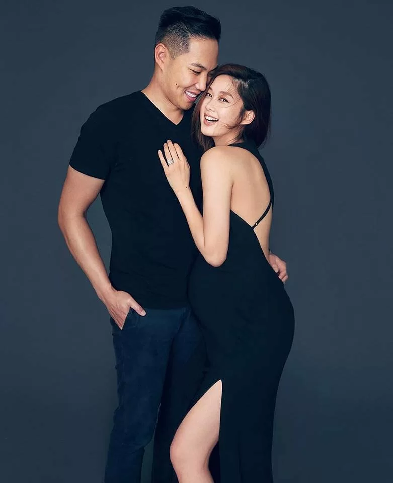 香香戴上鑽戒,甜蜜地依偎在老公懷中,兩人同樣露出幸福笑容。