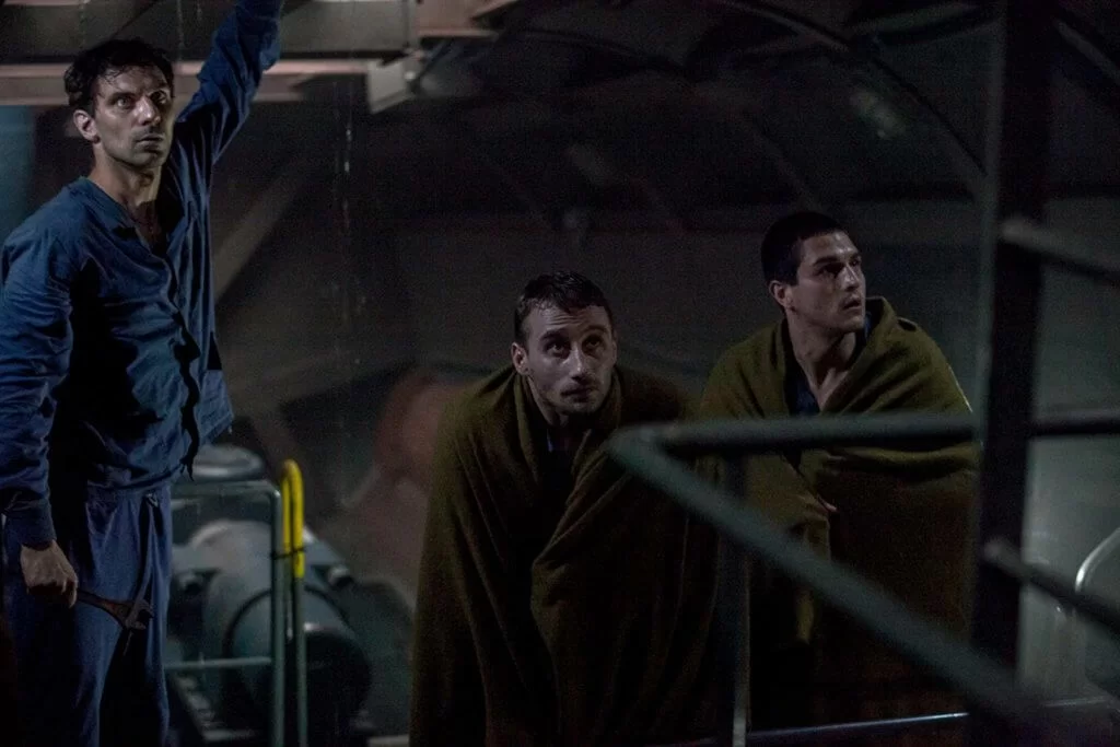 馬提亞斯(中)飾演艇內船員，面對死亡恐懼的掙扎以及對妻兒的掛念，演出動人。