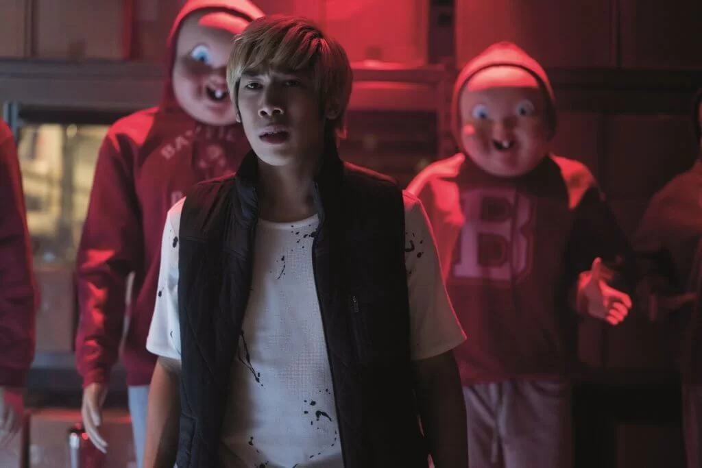 懷恩與兩位同學製作一個時空裝置，搞出大頭佛。