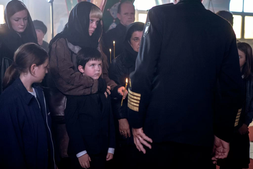 蕾雅絲端扮演船員遺孀，與兒子在丈夫葬禮的表情，表現出對偽善政府的痛恨。