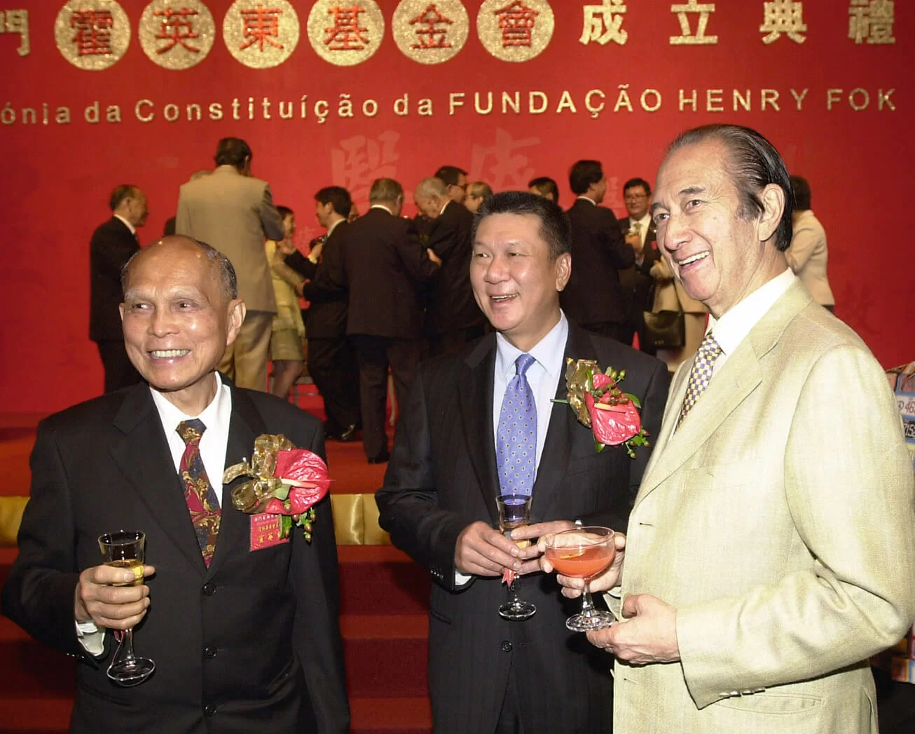 霍英東基金會在澳門正式成立. 兩位何先生到場祝賀. 鄧偉健 攝