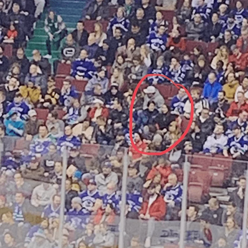 嘉欣圈住同老公坐嘅位