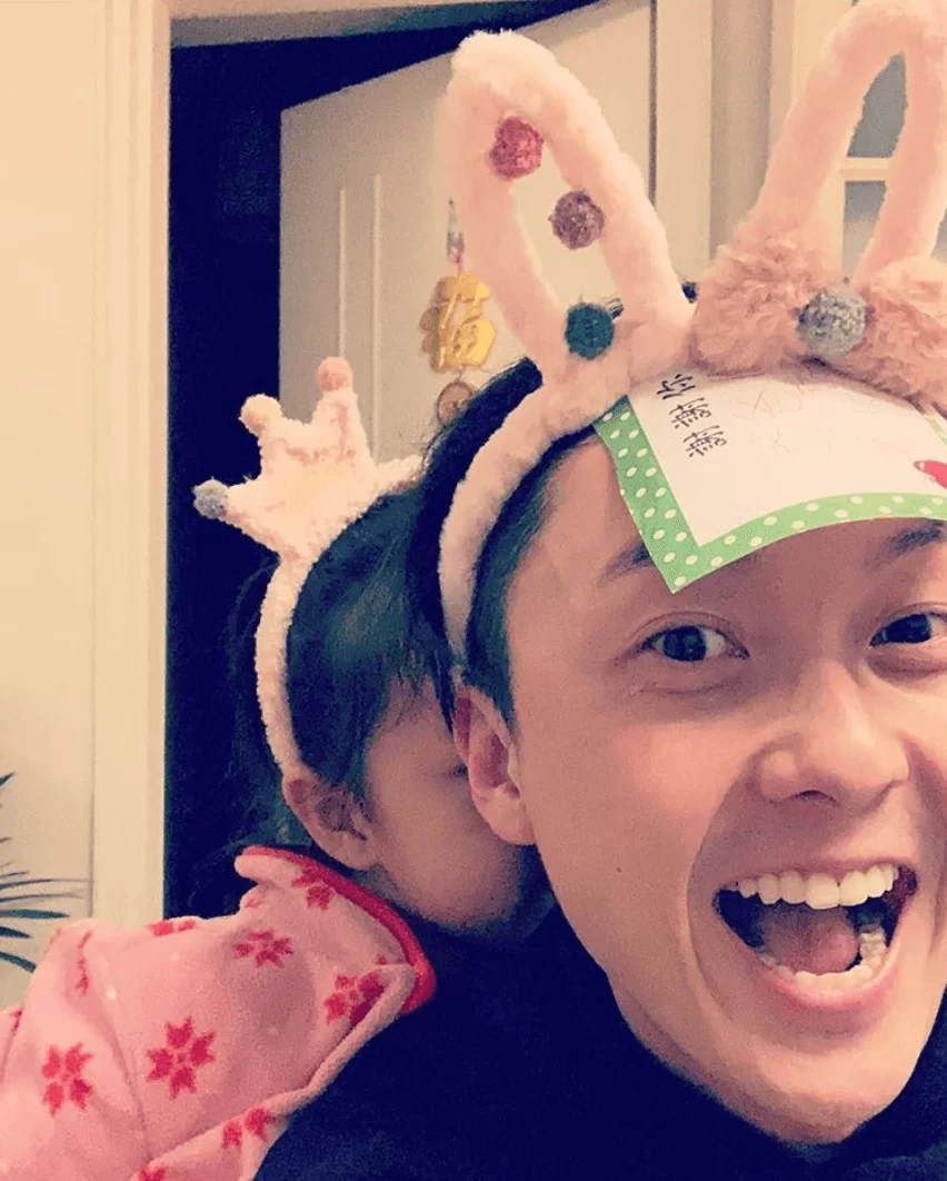 王浩信情人節就同「前世情人」喬喬一齊過，兩父女戴上頭飾，非常可愛