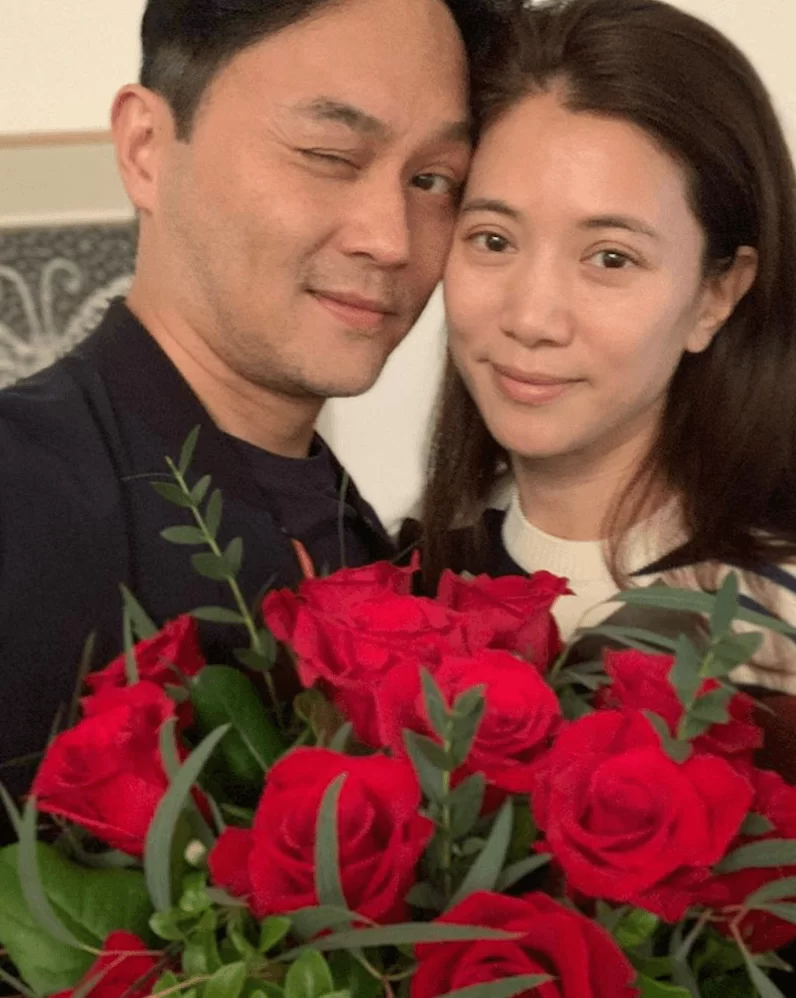 袁詠儀（靚靚）收到老公張智霖一大束紅玫瑰，兩人更頭貼頭合照，甜蜜程度爆燈