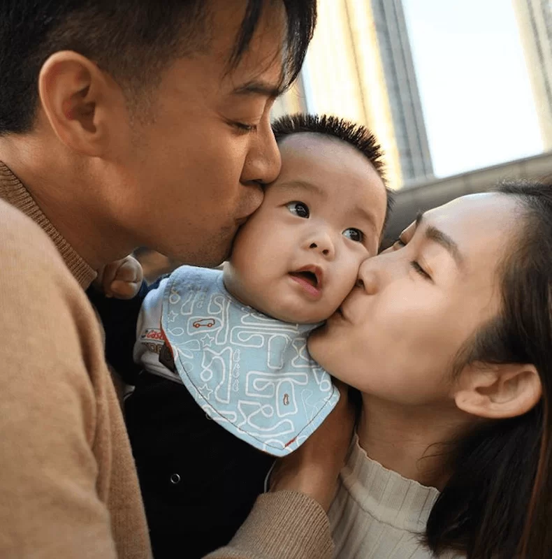 陳智燊同宋熙年生咗囝囝後，仍愛的如膠似漆，非常溫馨